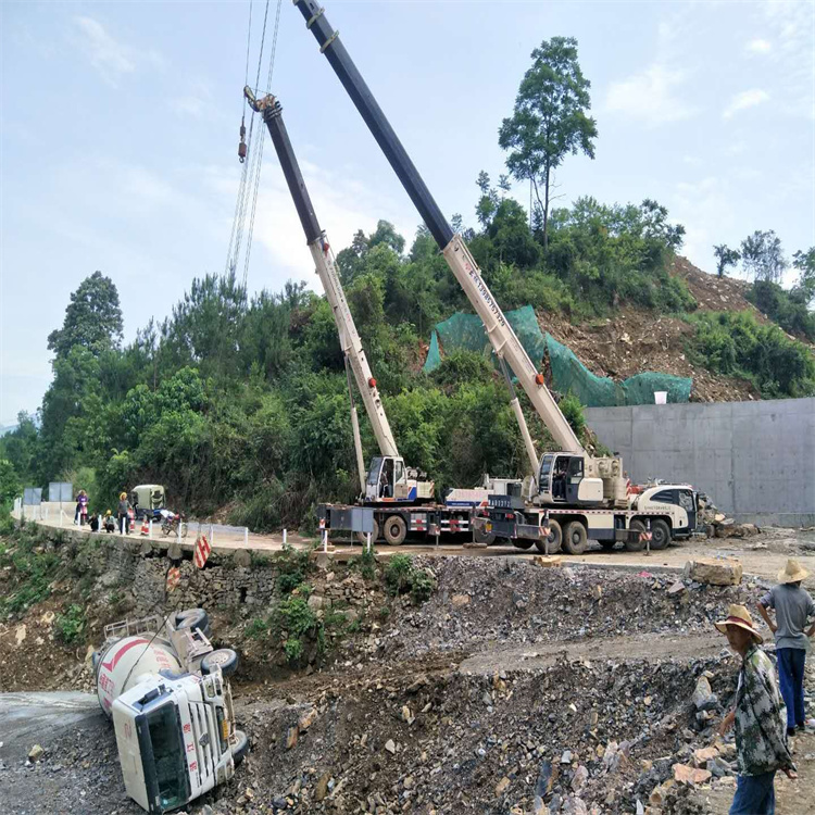 瑞金汽车掉沟里叫吊车救援要多少钱